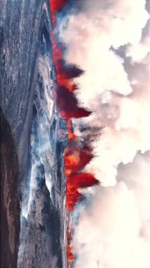 İzlanda 'da lav püskürten bir dağın unutulmaz hava görüntüsü.