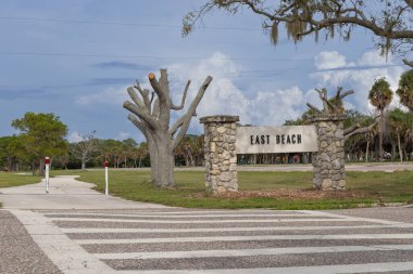 Fort Desoto Park Pinellas County Park Sistemi Pinellas County Florida ABD 'de doğu sahilinde yaya geçidi ve patika.