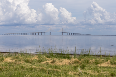 Sunshine Skyway Köprüsü Fort Desoto Park Pinellas County Florida sahilinden izlendi.. 