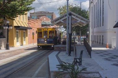 Ybor City Tampa Florida şehir merkezindeki araba durağı Haziran 2024. Tampa Bay Hillsborough County Ybor City şehir merkezindeki sokak otomobili. Tampa Bay Hillsborough İlçesi Ybor Şehri 'nde raylara giden yol çizgileri var. Haziran 2024.