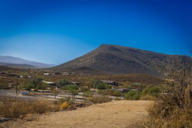 Catalina Dağları, Saguaro kaktüsü ve çöl bitkisinin ön planında görkemli bir şekilde yükselir ve ikonik Tucson manzarası yaratır. Çöl manzarasının canlı renkleri Arizona 'nın dağlık arazisinin doğal güzelliğini vurguluyor.