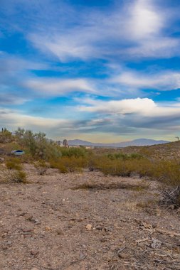 Tucson AZ kabarık bulutlar manzarası. Tucson Arizona 'nın nefes kesici manzarası dramatik dağ manzaraları, canlı çöl manzaraları ve geniş gökyüzü. Bu fotoğraf çarpıcı güzelliği yakalıyor..