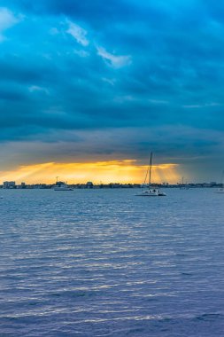 Bayfront Park Sarasota Florida 'da sakin bir günbatımının nefes kesici bir fotoğrafı Ocak 2025' te çekilmiş bu barışçıl görüntü ufkun güzelliğini gökyüzünde harmanlanmış canlı renklerle yakalıyor. 