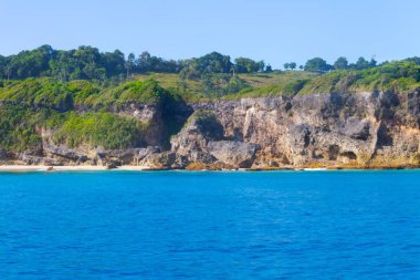 2014 yılında Dominik Cumhuriyeti 'nin geniş bir kıyı şeridine bakan engebeli kayalık bir tepeden nefes kesici bir manzara. Dominik Cumhuriyeti 2012 'den nefes kesici bir manzara engin bir kıyı şeridine bakan engebeli kayalık bir uçurum