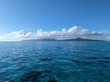 Raiatea, Fransız Polinezya Tahaa adası kristal berrak sularıyla gölden