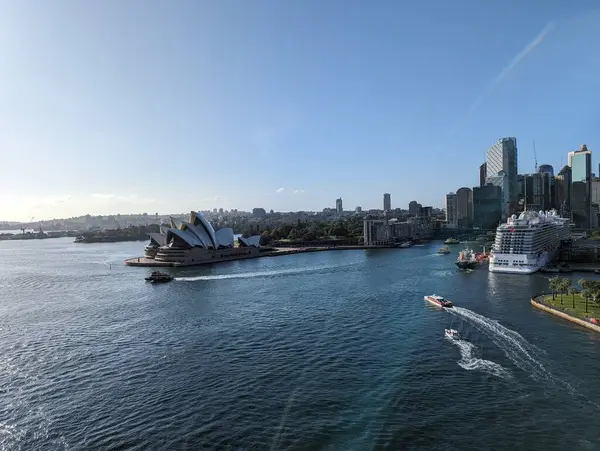 Sydney Limanı. Köprüden gelen bir yolcu gemisiyle.
