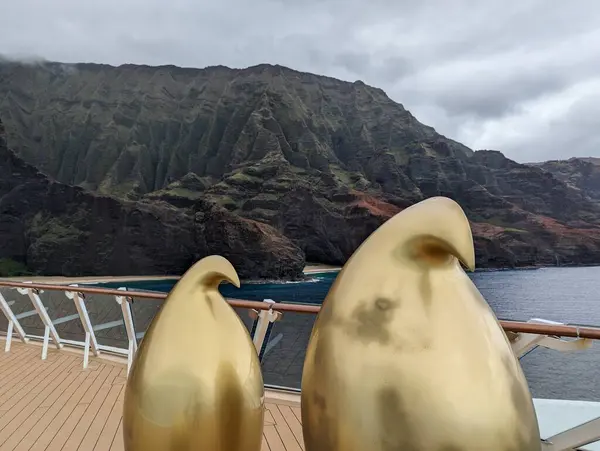 Napali Sahili Hawaii 'nin arka planında ünlü penguen heykelleri var.