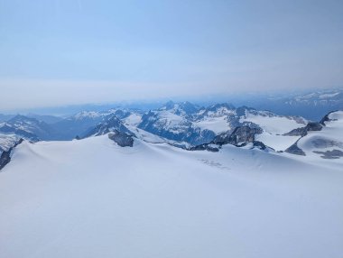 Skagway, Alaska 'nın etrafındaki güzel, karlı dağlar