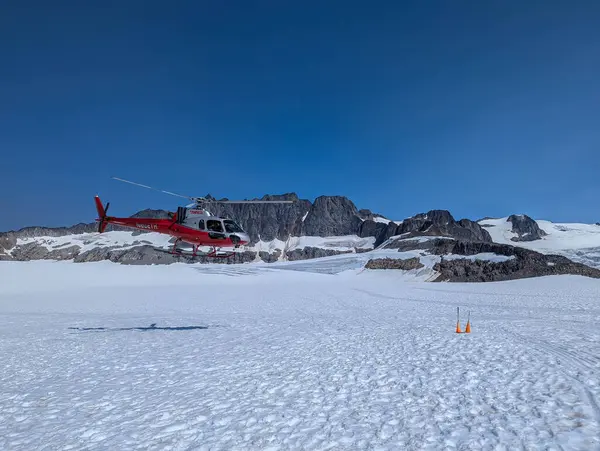 Skagway, Alaska 2024.08.06. Helikopter buzuldan kalkıyor.