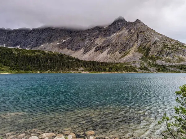 SKagway 'deki Yukarı Dewy Gölü' nün güzel doğal manzarası