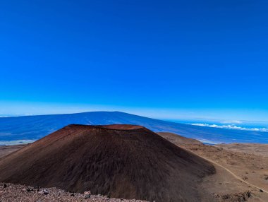 Mauna Kea 'nın zirvesine yakın büyük bir krater.