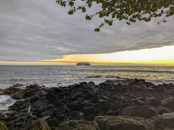 Kailua Kona, Hawaii 2024.09.30. Ünlülerin Sınırı Kai yakınlarında demir attı