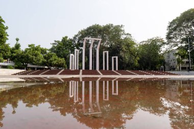 Shaheed Minar, Dhaka, Bangladeş 'te 1952 yılında Doğu Pakistan' da düzenlenen Bengali Dili Hareketi gösterilerinde ölenleri anmak için kurulan ulusal bir anıttır..