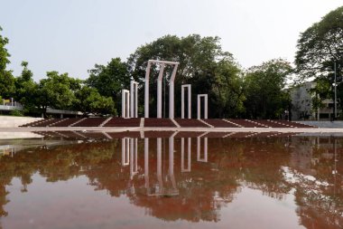 Shaheed Minar, Dhaka, Bangladeş 'te 1952 yılında Doğu Pakistan' da düzenlenen Bengali Dili Hareketi gösterilerinde ölenleri anmak için kurulan ulusal bir anıttır..