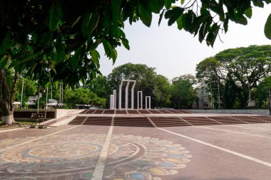Shaheed Minar, Dhaka, Bangladeş 'te 1952 yılında Doğu Pakistan' da düzenlenen Bengali Dili Hareketi gösterilerinde ölenleri anmak için kurulan ulusal bir anıttır..
