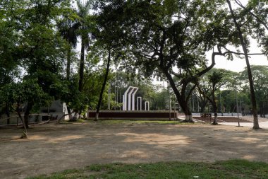 Shaheed Minar, Dhaka, Bangladeş 'te 1952 yılında Doğu Pakistan' da düzenlenen Bengali Dili Hareketi gösterilerinde ölenleri anmak için kurulan ulusal bir anıttır..