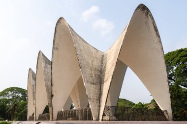 Bangladeş 'teki Shahbag, Dhaka' da bulunan üç liderin mozolesinde Bengal 'den gelen üç önemli Pakistan Hareketi lideri bulunmaktadır: A. K. Fazlul Huq, Huseyn Shaheed Suhrawardy ve Khwaja Nazimuddin.11 Mayıs 2024.