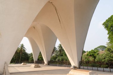 Bangladeş 'teki Shahbag, Dhaka' da bulunan üç liderin mozolesinde Bengal 'den gelen üç önemli Pakistan Hareketi lideri bulunmaktadır: A. K. Fazlul Huq, Huseyn Shaheed Suhrawardy ve Khwaja Nazimuddin.11 Mayıs 2024.