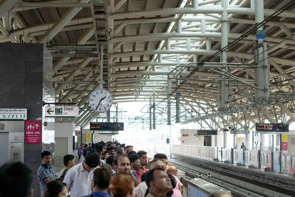 Uttara metro istasyonunda insanlar bekliyor. Dhaka, Bangladeş. 11 Mayıs 2024.