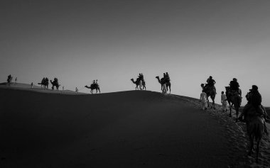 Yaz boyunca seyahat. Turist, Sam 'in kum tepeleri çölünün, Jaisalmer' in, Rajasthan 'ın, Hindistan' ın ortasında devenin üstünde gezintiye çıkıyor..