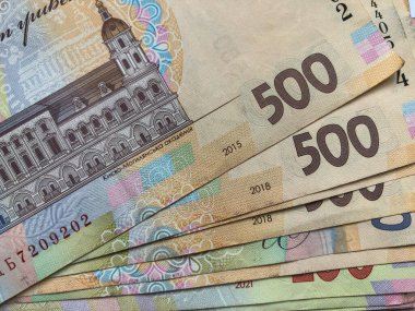 Arkaplanı Hryvnia banknotlarından yapılmış. Ukrayna parası. 500 Hryvnia 'da bir fatura, 100 Hryvnia.