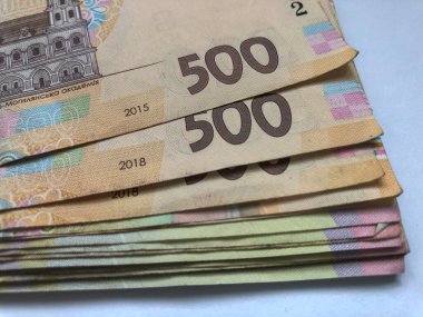 Arkaplanı Hryvnia banknotlarından yapılmış. Ukrayna parası. 500 Hryvnia 'da bir fatura, 100 Hryvnia.