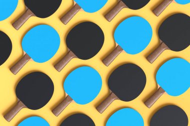 Masa tenisi için masa tenisi raketleri ve sarı arka planda izole edilmiş top. Aktif eğitim için 3D spor ekipmanı hazırlama