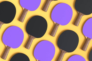 Masa tenisi için masa tenisi raketleri ve sarı arka planda izole edilmiş top. Aktif eğitim için 3D spor ekipmanı hazırlama