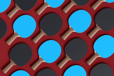 Masa tenisi için çift pinpon raketi ve kırmızı arka planda izole edilmiş top. Aktif eğitim için 3D spor ekipmanı hazırlama