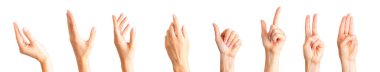 Farklı jestler gösteren, beyaz arka planda izole edilmiş işaretler gösteren kadın elleri.