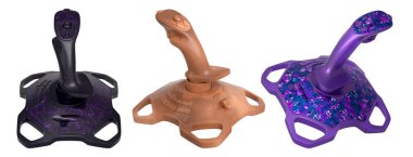 Uçuş simülatörü için joystick denetleyicileri, beyaz arkaplanda kırpma yolu ile izole edilmiş inanılmaz derecede sürükleyici oyun deneyimleri sunar