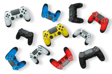 Havada uçan kablosuz oyun kontrolörleri kırpma yolu ile beyaz arka planda izole edilmiş, oyun teknolojisi konseptini sembolize ediyor.