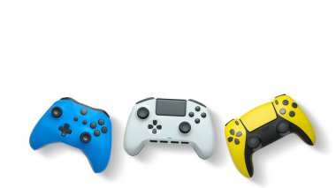 Havada uçan kablosuz oyun kontrolörleri kırpma yolu ile beyaz arka planda izole edilmiş, oyun teknolojisi konseptini sembolize ediyor.