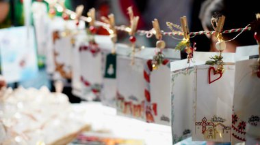 İpte asılı duran el yapımı Noel kartları