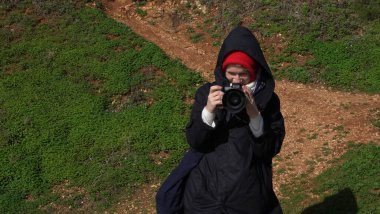 Yalnız seyahat. Bir turist Nazar 'da okyanus ve dalgaların fotoğraflarını çekiyor.