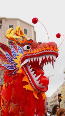 Portekiz, Lizbon, 1 Şubat 2025. Lizbon şehir merkezinde Çin Yeni Yıl kutlaması. ejderha kafası