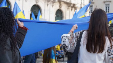 Şubat 2025 'te Ukrayna bayraklarında Ukraynalı mültecilerin gösterisi