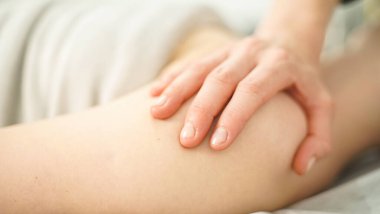 Omuz masajı yapan bir masörün elleri. Vücut bakımı. Sağlıklı bir yaşam tarzı. Yakın plan. Yumuşak odak