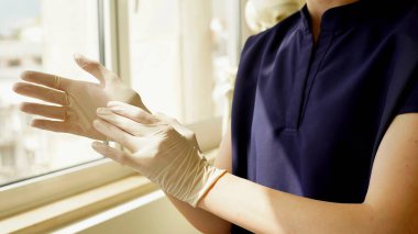 Doktor tek kullanımlık lastik eldiven giyer. Yumuşak Odaklanma