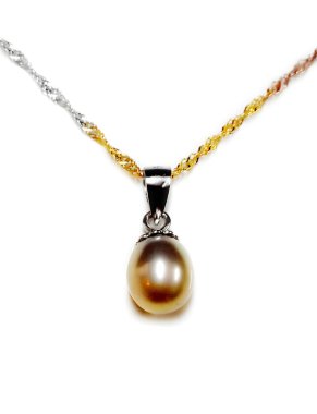 İnci kolyeli narin bir altın kolye, içinde üç tonluk zincir var..