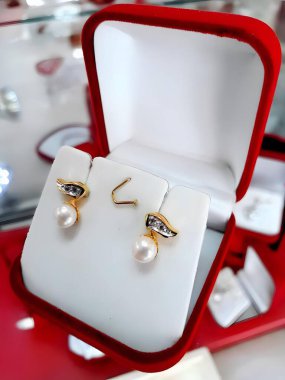 Kırmızı Kadife Kutuda 18K Altın Küpeli Zarif İnci ve Elmas Küpeler