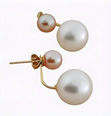 Çift İnci Küpeli Altın Küpeler Beyaz Arkaplanda