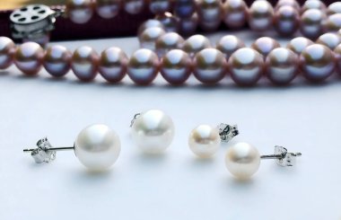 Klasik bir mor inci kolye ve her durum için mükemmel iki küpe. İnciler çok güzel kaymak gibi beyaz renkte ve küpeler gümüş renginde..