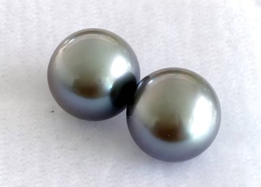 Bu çarpıcı gri inciler pürüzsüz, yuvarlak ve zariftir. Küpe ya da diğer mücevherler için ideal..