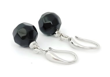 Sersemletici siyah akik taşından küpeler gümüş kancalı eşsiz bir tasarım içerir. Her kıyafete zarafet katmak için mükemmeldir..