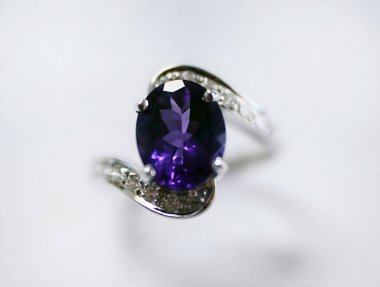 Bu çarpıcı ametist yüzük parlak gümüş bir bantta parlak mor bir mücevher seti içeriyor. Herhangi bir kıyafete zarafet katmak için mükemmel..