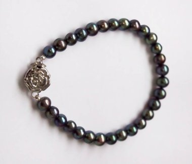 Zarif gümüş tokalı güzel siyah bir inci bilezik. Her türlü giysiye ve olaya zerafet katmak için mükemmel..