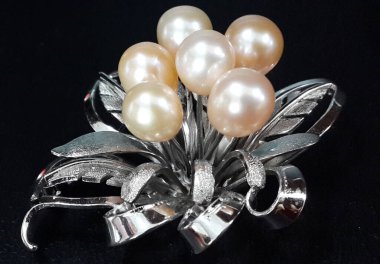 Sersemletici gümüş broş, parlak tasarım ve parıldayan inciler, her türlü giysiye ve olaya zarafet katmak için mükemmel..