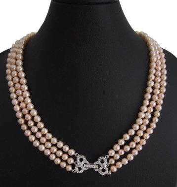 Bu zarif üçlü iplik inci kolye ışıl ışıl bir toka içerir. Her türlü giysiye ve olaya biraz incelik katmak için mükemmeldir..