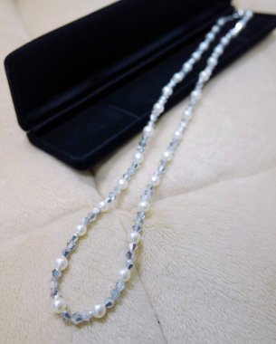 Yumuşak Arkaplanda Zarif Gümüş ve İnci Kolye